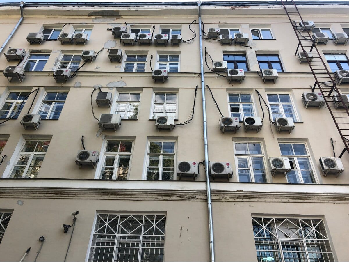 На лицевом фасаде здания размещать оборудование запрещено!