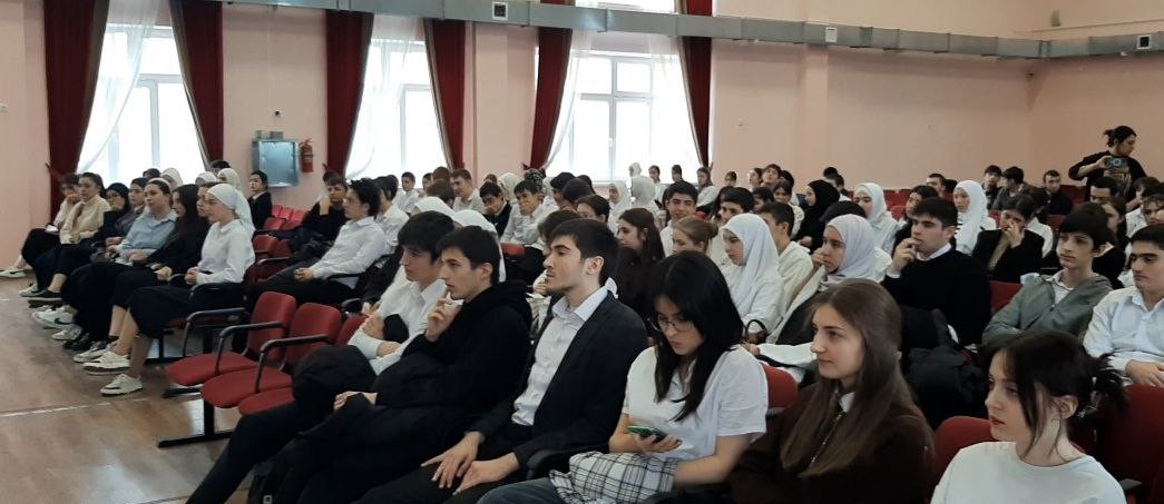Главный жилищный инспектор РД  провел классный час для школьников