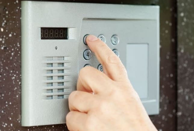 Жители МКД не принимали решения устанавливать домофон