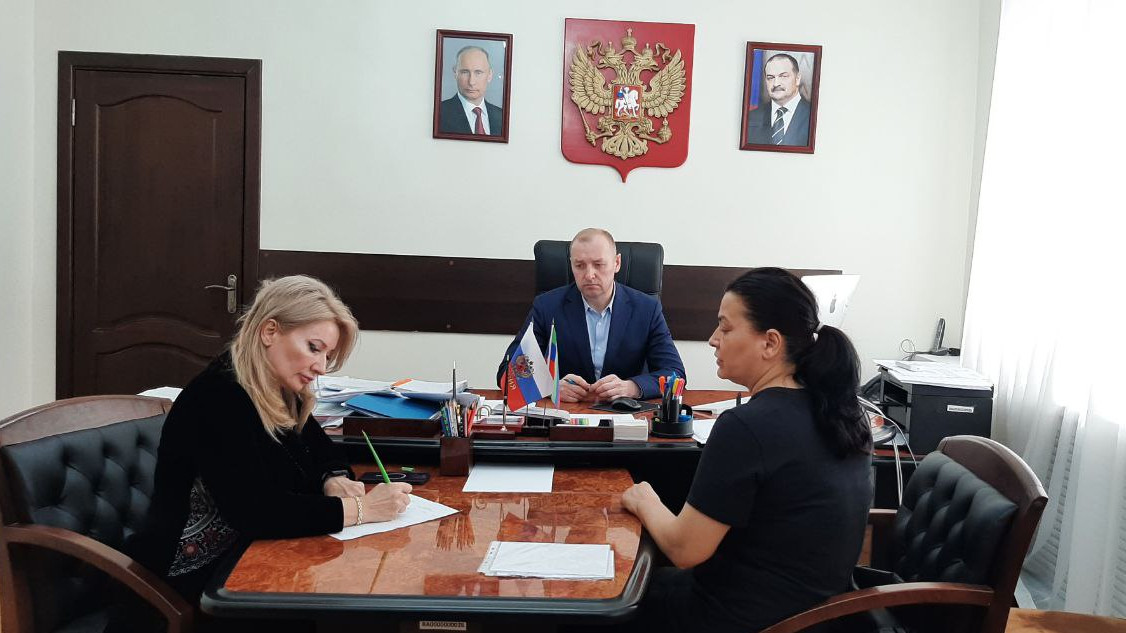 Главный жилищный инспектор РД Сергей Касьянов провел прием граждан