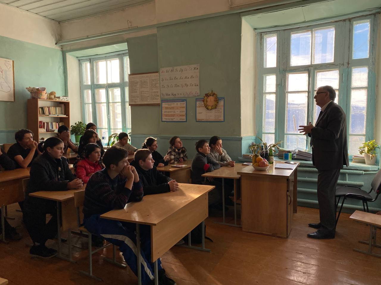 Заместитель руководителя ГЖИ РД Мавра Пакалов провел классный час «Разговоры о важном» с учениками средней школы села Чох