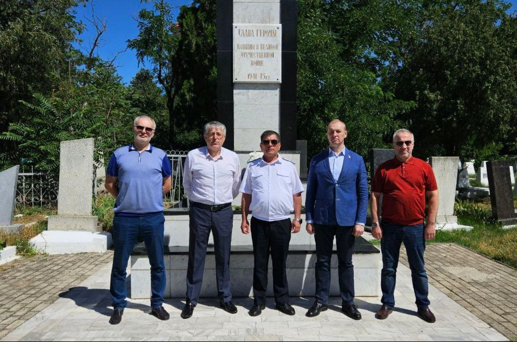 Сотрудники Госжилинспекции РД почтили память участников Великой Отечественной войны