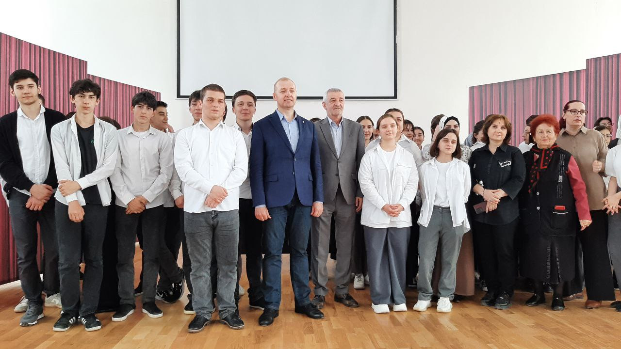 Сергей Касьянов провел тематический классный час в Хасавюрте