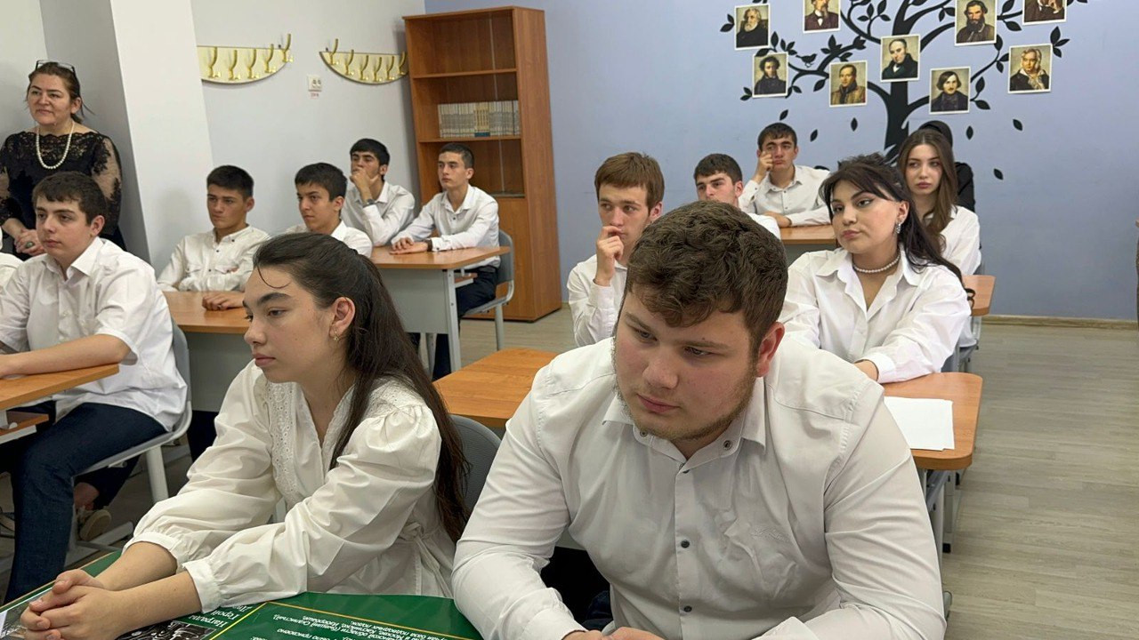 Сергей Касьянов провел тематический классный час в школе № 5 Буйнакска
