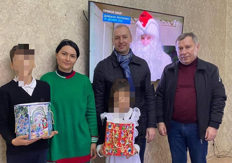 Руководитель Инспекции  исполнил поручение Деда Мороза, вручил детишкам сладкие подарки и поздравил  с Новым годом