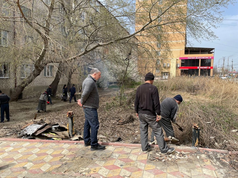 Жителей многоквартирных домов Махачкалы организовали на совместный субботник