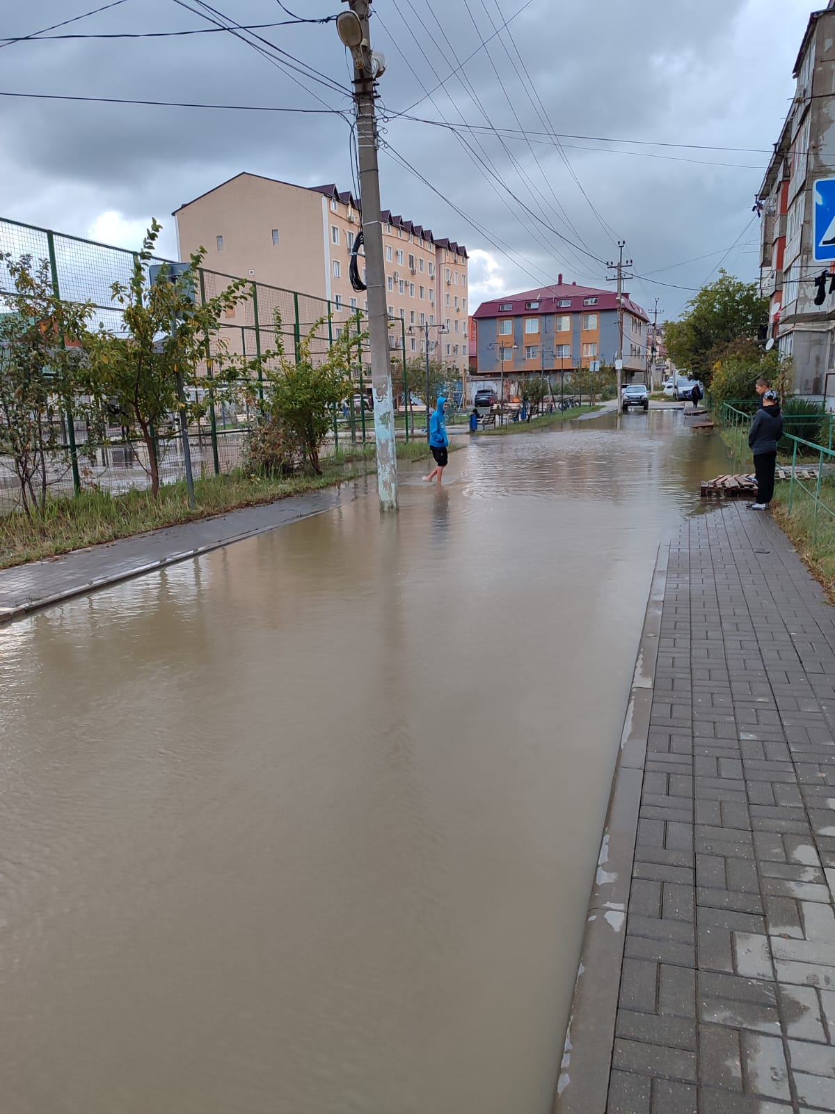 Госжилинспекция выявила критические нарушения в доме на Абаканской, 8 – от затопления до опасной электрики