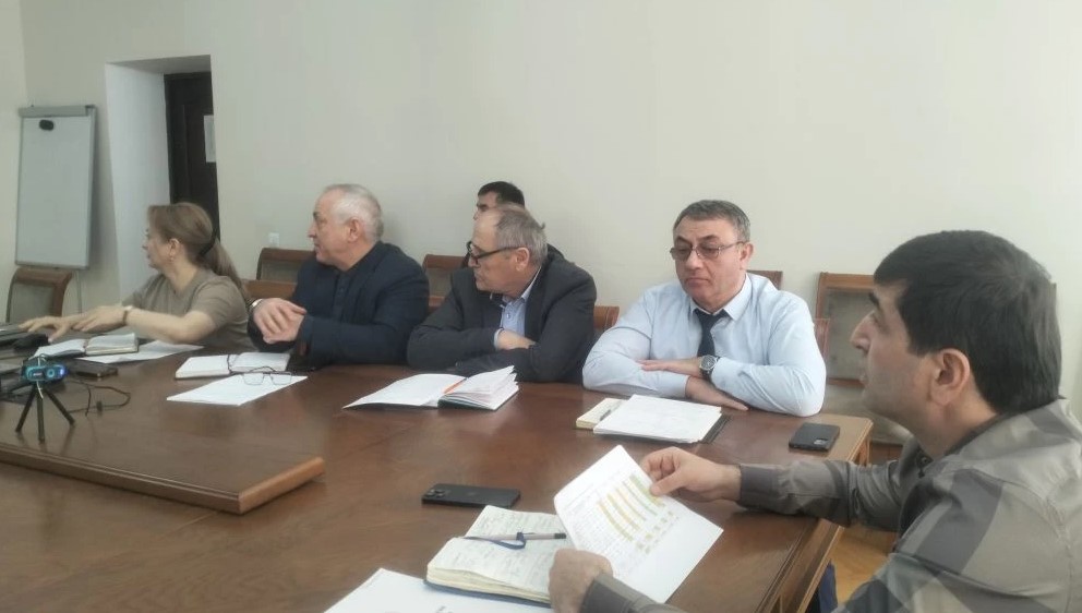 Арсен Гаджиев провел еженедельное аппаратное совещание в ГЖИ Дагестана: курс на командную работу и качество жизни граждан