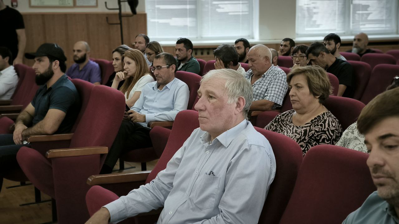 «Цель одна - решение вопросов» - Арсен Гаджиев с рабочей поездкой посетил Каспийск