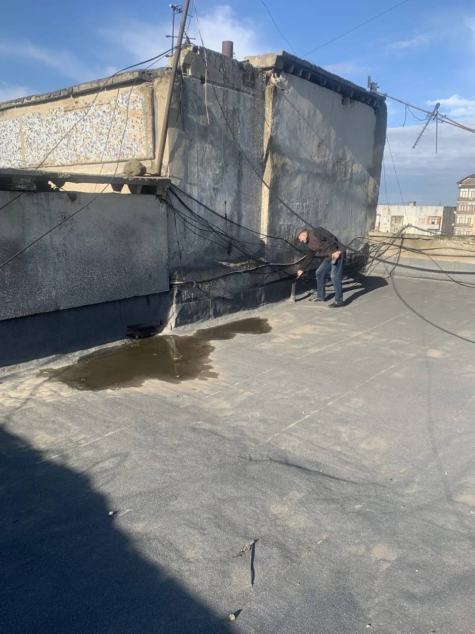 Прокуратура и Госжилинспекция РД рассмотрели обращение о течи кровли в многоквартирном доме