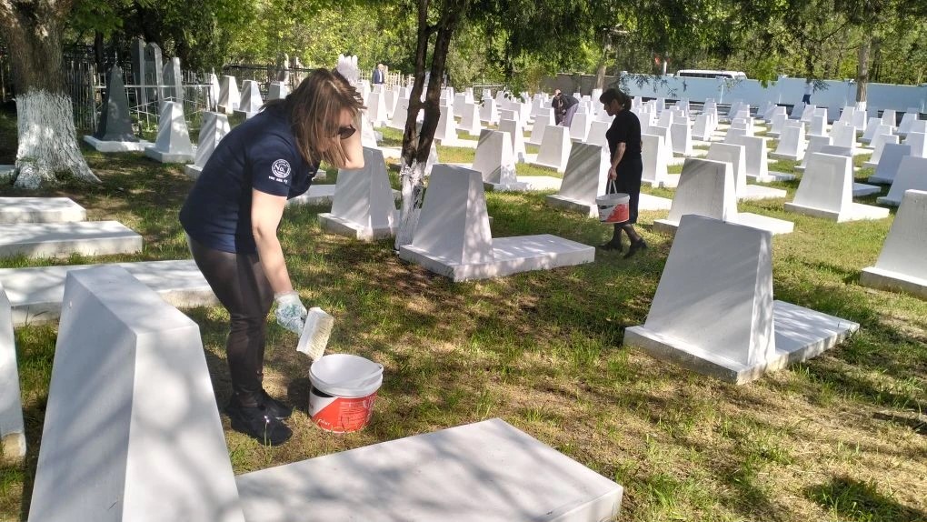 Коллектив ГЖИ РД принял участие в уборке на воинском кладбище в Махачкале