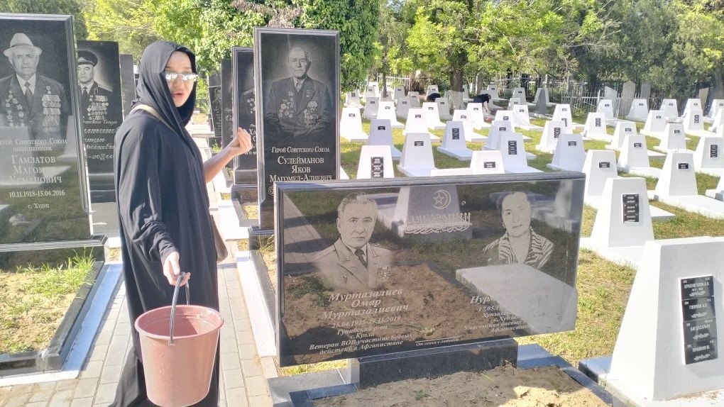 Коллектив ГЖИ РД принял участие в уборке на воинском кладбище в Махачкале