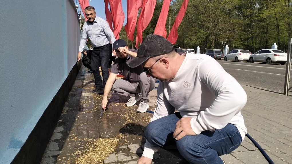 Коллектив ГЖИ РД принял участие в уборке на воинском кладбище в Махачкале