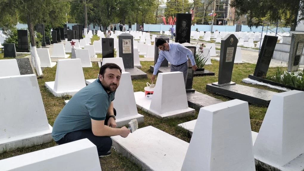 Коллектив ГЖИ РД принял участие в уборке на воинском кладбище в Махачкале